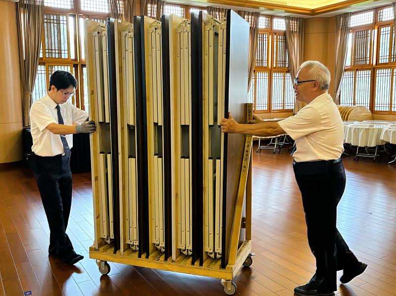 慈濟基金會運用職務再設計量身設計專用推車,有效減輕中高齡員工負擔提升工作效率