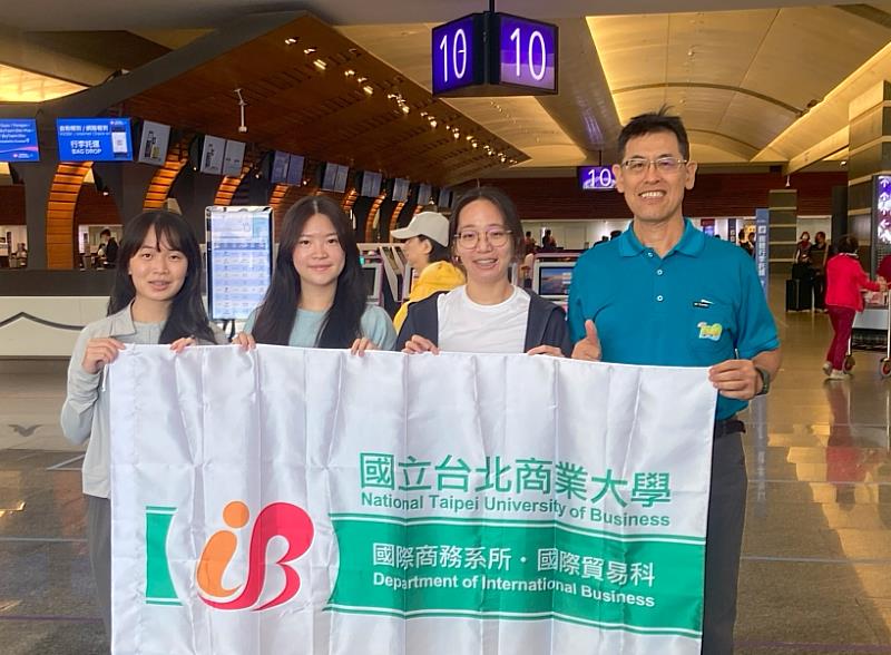 國際商務學系莊家彰指導老師(右)領軍三位優秀學生，前往菲律賓知名資訊服務企業SPC海外實習。