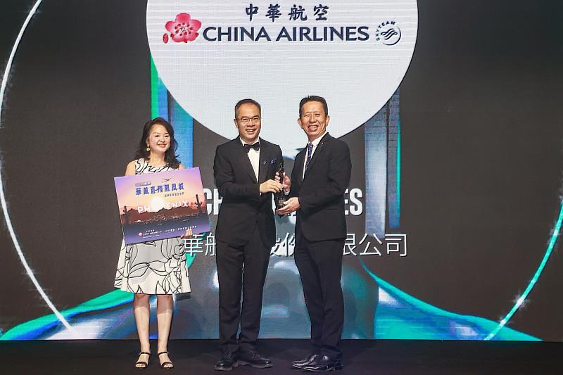 中華航空榮獲2025「亞洲最佳企業雇主獎」殊榮 (HR Asia Best Companies to Work for in Asia),由資深副總經理陳奕傑 (右) 代表領獎。