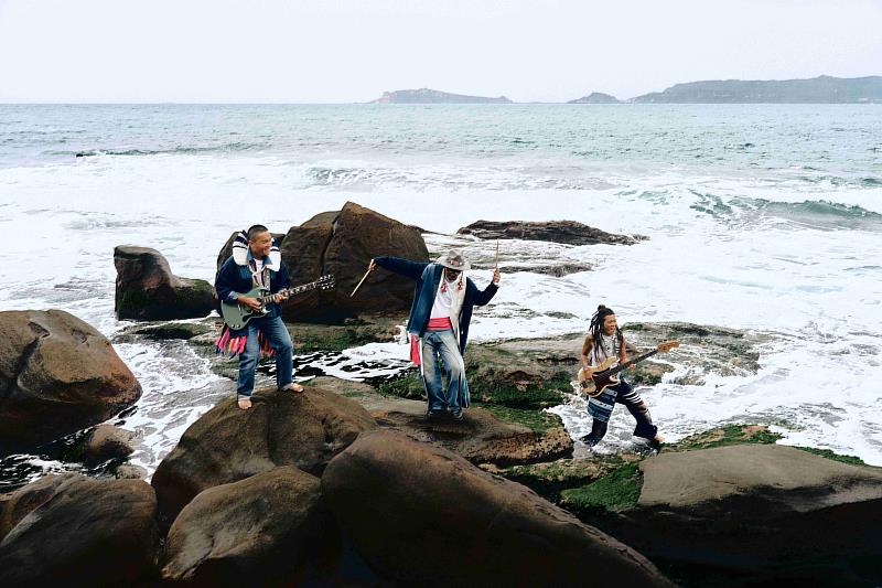 「漂流出口」新專輯《Masonolay i Cepo'》結合「天、地、海」3意象,將於8月27日(三)數位與實體全球同步發行。(圖/風潮音樂 提供)