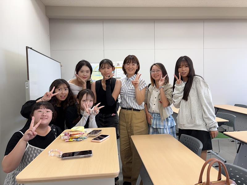 與日本同學合照