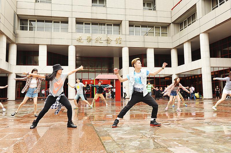 樂齡大學的學生與年輕人共學,保持活力、建立自信。
