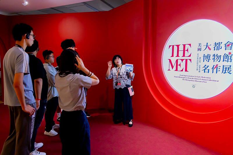 ▲公益觀展行程自「美國大都會博物館名作展」主視覺區開場，學生們戴上語音導覽耳機，正式踏上橫跨一世紀的藝術探索之旅。