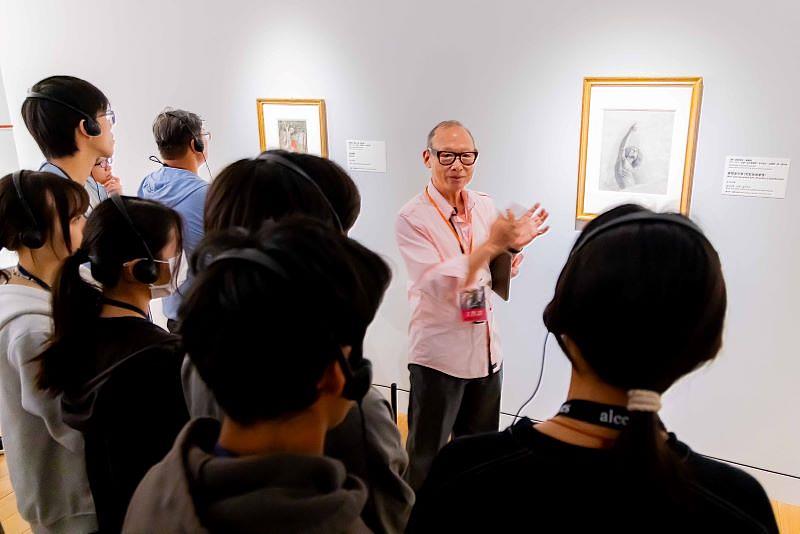 ▲導覽老師向學生們介紹展出的經典素描作品，帶領大家觀察筆觸細節與構圖巧思，啟發對藝術創作的思考。