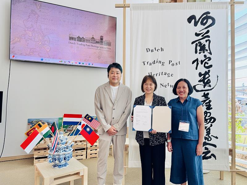 在秘書處代表岡山芳治(左)、首個主辦機構代表Nadia Purwestri(右)及其他會員的共同見證下,淡古館長蔡美治(中)代表正式簽署為荷蘭商館文化遺產聯網會員。