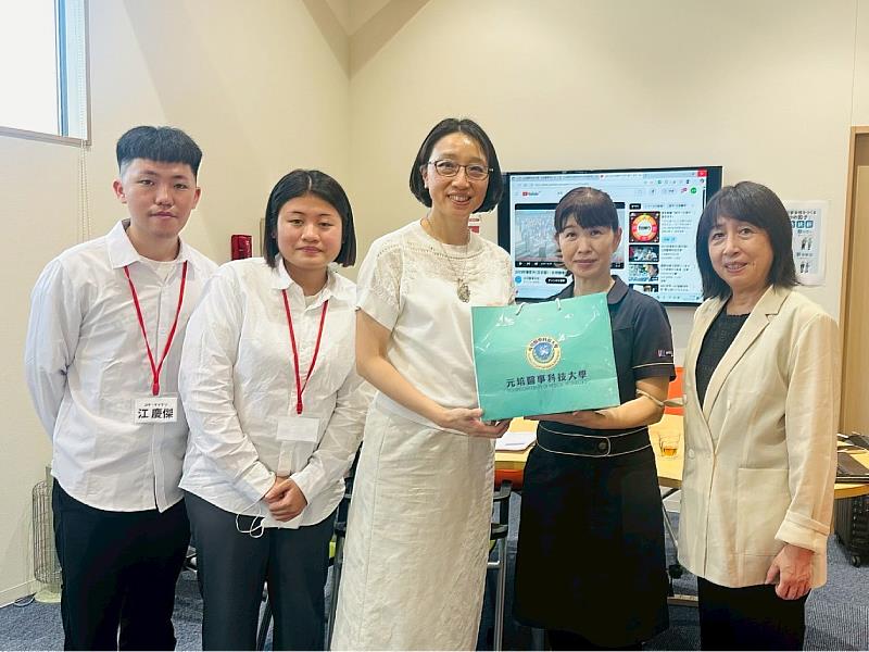 醫務管理系黃曉令老師(中)及兩位元培學生與實習機構負責人小山樹女士(右1)及執行長岡田麻里女士合影