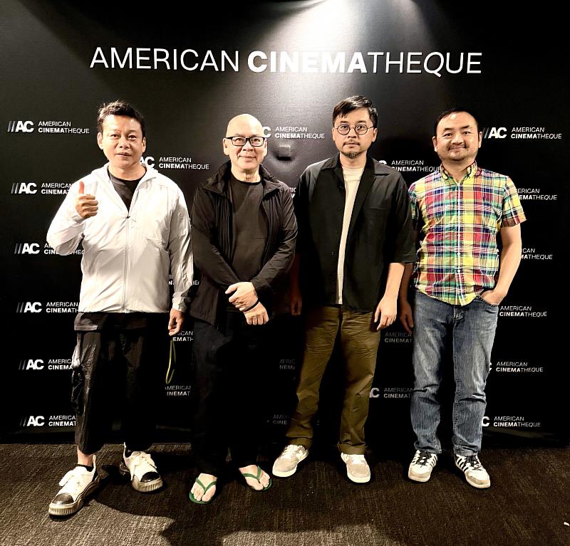 《行者》導演蔡明亮（左2）、主演李康生（左1）、製片王雲霖（右2）與駐洛杉磯臺灣書院主任簡德源（右1）放映現場合影。
