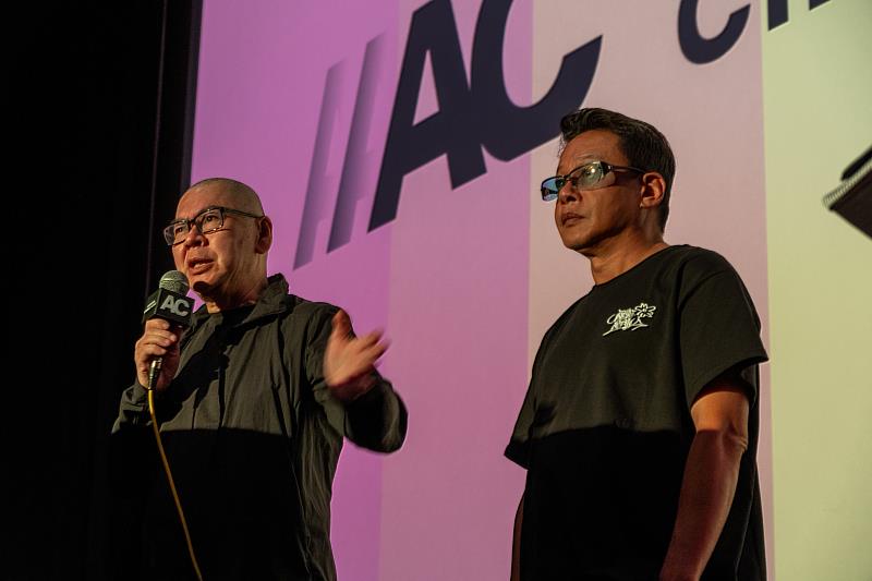 導演蔡明亮（左）、演員李康生（右）在海外第1次的《行者》馬拉松放映為每一個段落介紹。（Claude Wang提供）