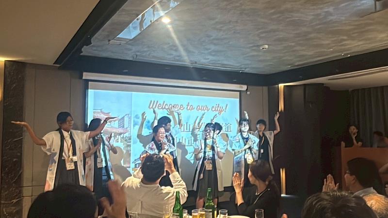 岡山市學生在歡迎會上表演岡山市特有的溫羅舞。