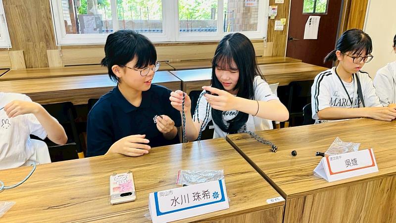 兩市學生進行藝術課程，學習編織飲料提袋。