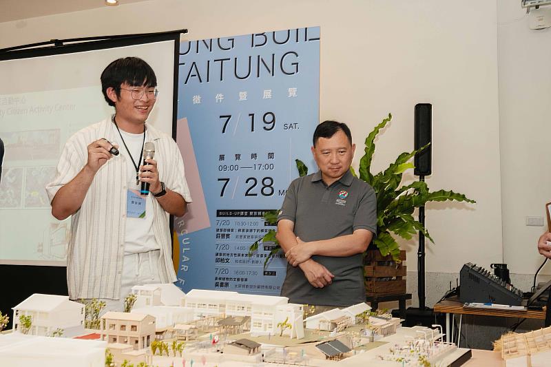 龔詠綸（左）於評圖時解說作品。（圖／淡江大學提供）