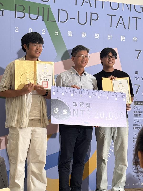 建築學系龔詠綸（左1）畢業作品獲2025臺東設計徵件暨展覽銀質獎。（圖／淡江大學提供）