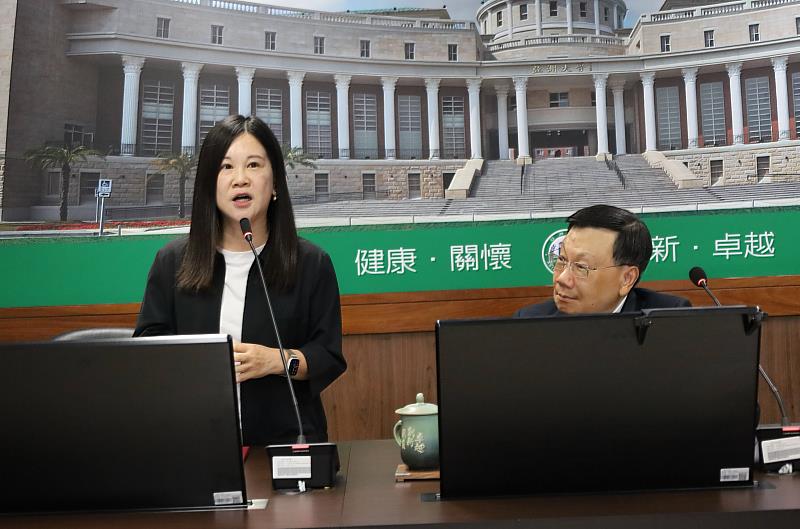104人力銀行副總經理張寶玲(右)說，亞大追求卓越，雙方合作相信能為社會帶來貢獻、影響力。