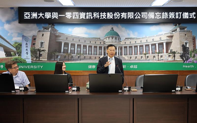 亞大校長蔡進發(右)說，此次與104人力銀行合作，能夠培育更多優秀人才，畢業即高薪就業。