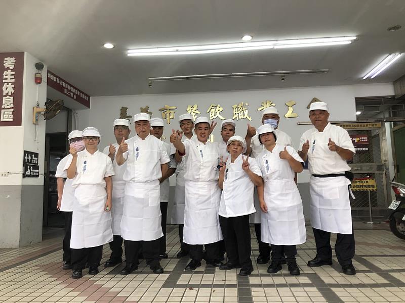 雲林縣身障職訓班7位學員考取中餐丙級證照(在嘉義市餐飲職業工會考取證照)