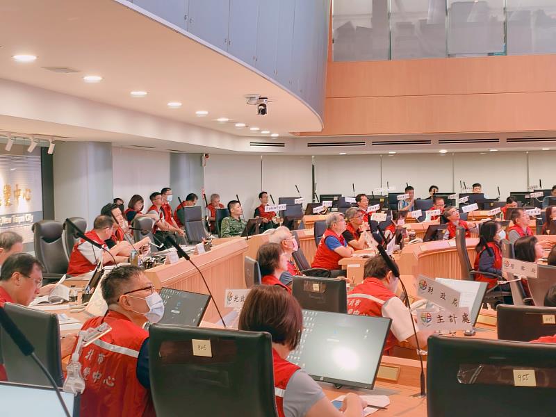 新北市有間歇陣雨，依據氣象署與新北市天氣團隊的氣象情資研判，強度及暴風圈均有稍微增加趨勢。預估未來朝東部陸地西行登陸移動