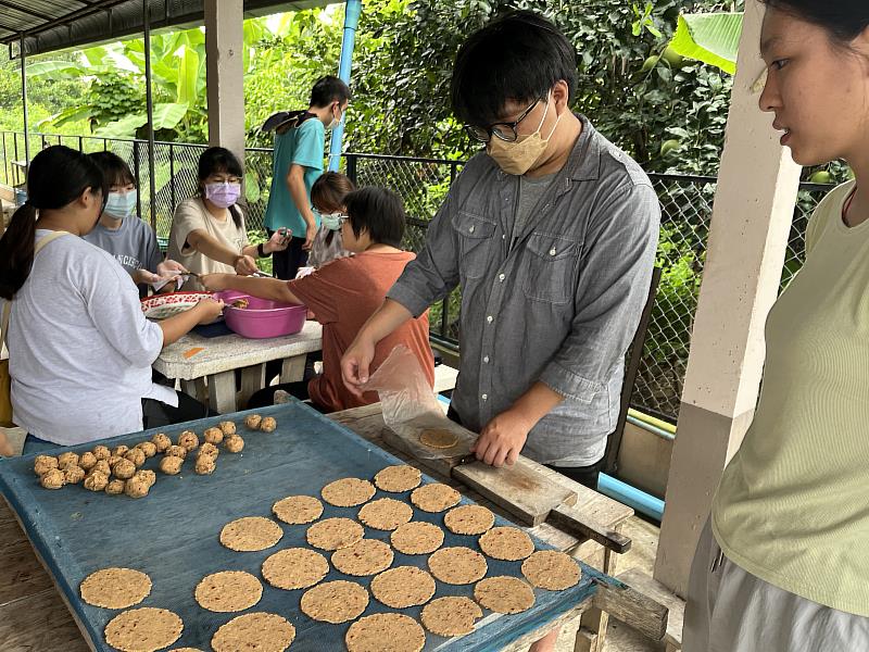 南華大學師生赴泰交流「慢理念」，於Ton Haen Noi社區製作發酵豆餅。