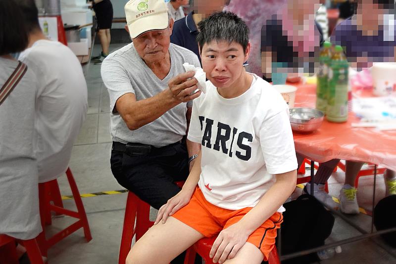 淑如80歲的養父總是不辭辛苦地從南澳住家往返宜蘭教養院出席陪伴