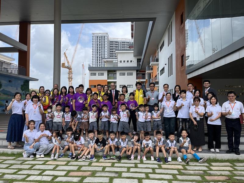 游榮吉教育基金會支持新住民校長楊小梅圓夢,帶貢寮國小孩子踏出台灣,看見更大的世界。