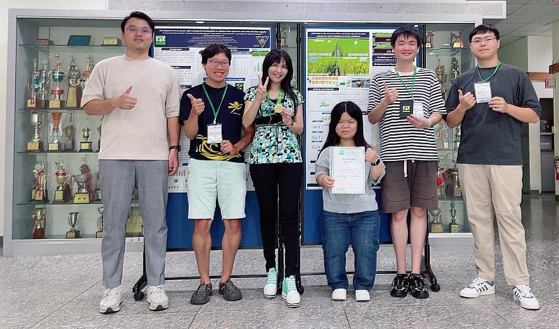 左至右：碩士生黃再慶、博士後羅壽鎮、蔣恩沛教授、碩士生蔡家宸、博士生彭建豪、碩士生劉佳和