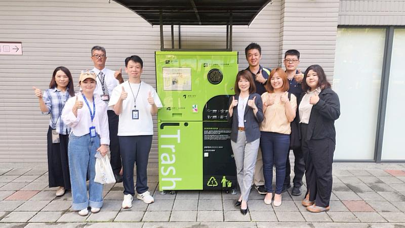 新北住都中心提供社宅場域作為智慧回收據點,打造城市綠色網絡,讓每一次投瓶,都成為生活日常裡的減碳行動。(新北住都中心提供)