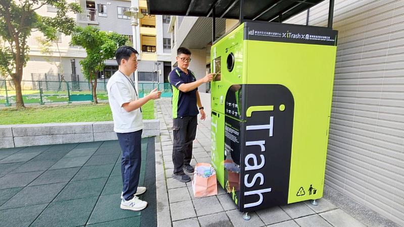 透過智慧回收,社宅居民能直接參與循環經濟,管理單位也能即時掌握回收量與減碳績效,為後續政策決策提供量化依據。(新北住都中心提供)