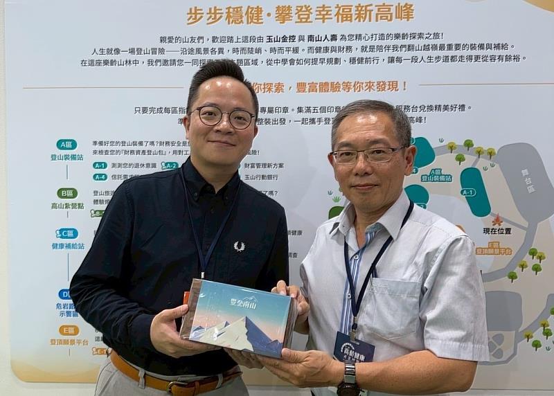 南山人壽在高齡健康產業博覽會與工研院聯手，以歐洲創新的照護經驗，倡議社交正常化的失智照護方式。圖左起：南山人壽王保勲協理、工研院企劃與研發處副處長胡紀平