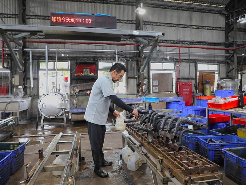 嘉義縣首間榮獲金展獎企業 運用職務再設計讓身障員工穩定就業