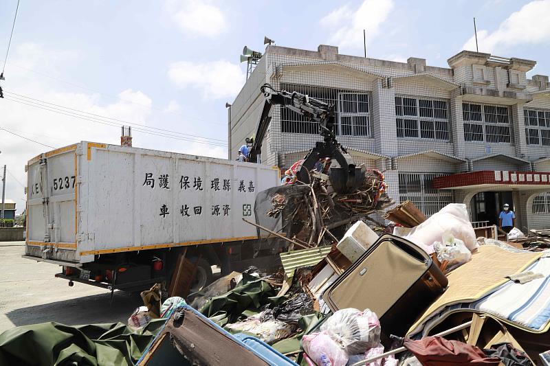 翁章梁關心災後清溝、消毒及大型家具清運，籲民眾慎防楊柳颱風