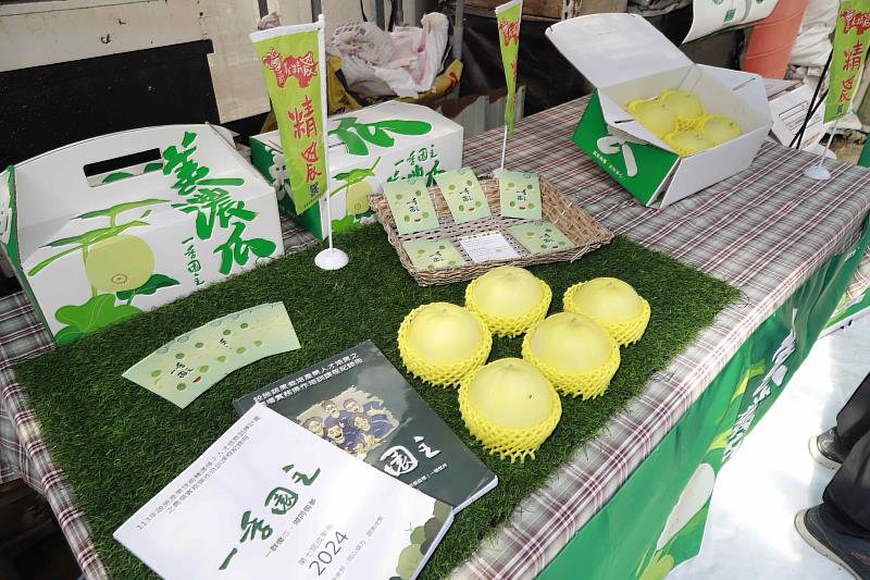 第八屆「一季園主」暖身，翁章梁率園主種下甜瓜苗