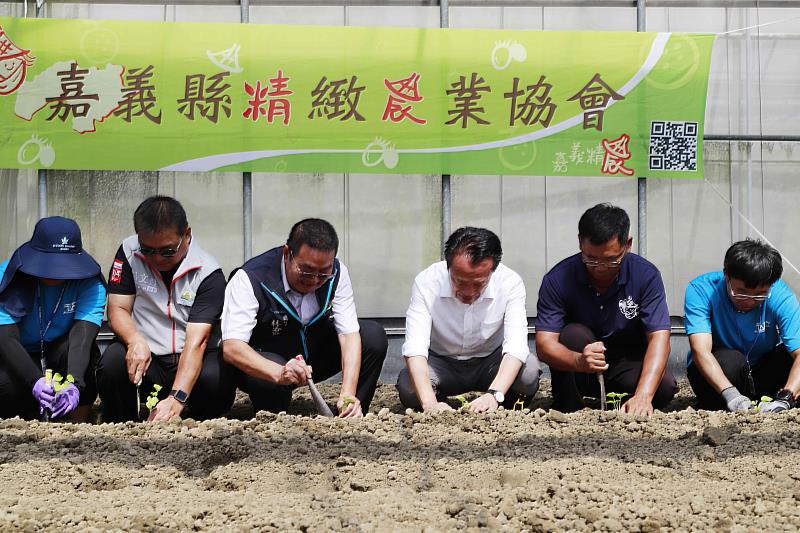 第八屆「一季園主」暖身，翁章梁率園主種下甜瓜苗
