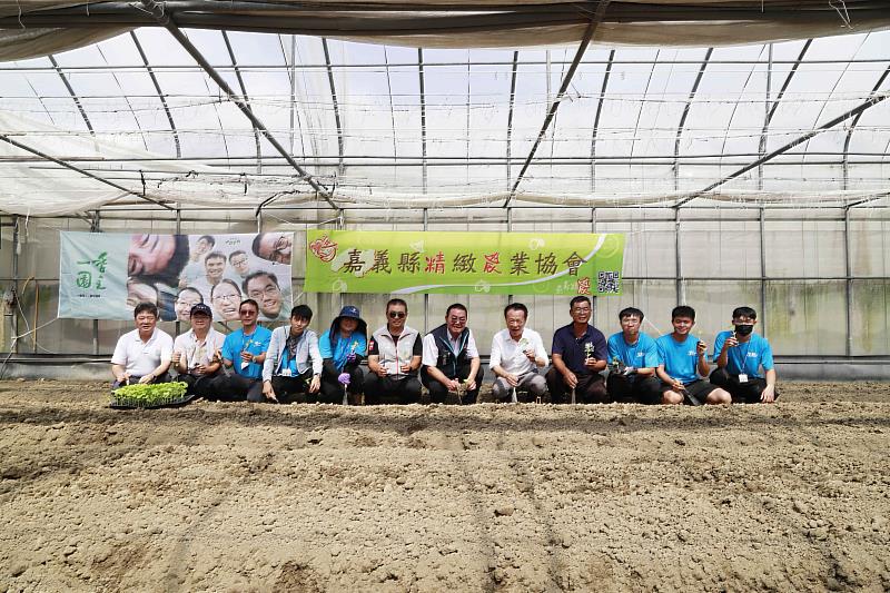 第八屆「一季園主」暖身，翁章梁率園主種下甜瓜苗