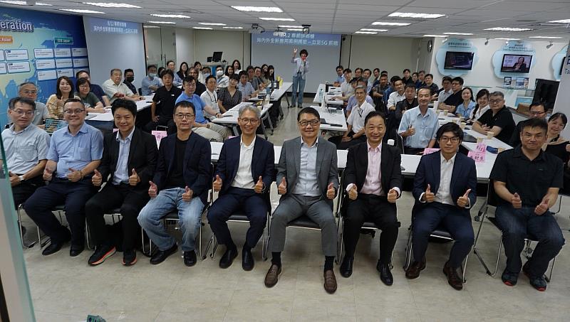 圖二、遠傳企業客戶執行副總曾詩淵(前排右四)出席今日台灣雲協Beyond 5G SIG舉辦的專網研討會，遠傳也分享包括此次海龍計畫風場的創新場景應用。