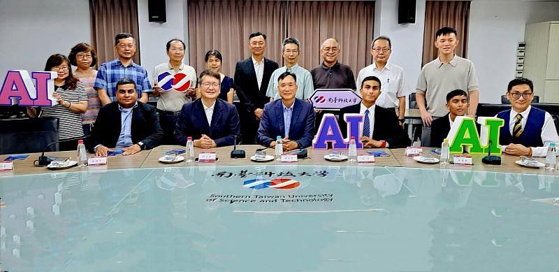 南臺科大與美國LCP高中、台灣人工智能產業協會簽署三方MOU,校內主管與美方貴賓齊聚一堂,合影見證AI國際學程合作啟動。