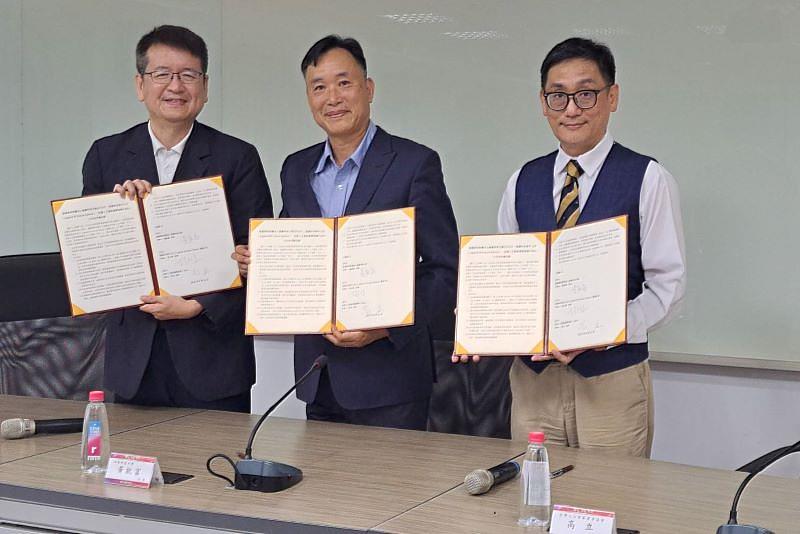 南臺科大攜手美國矽谷LCP高中與台灣人工智能產業協會簽署三方MOU，共築AI國際學程新典範。圖為三方代表於南臺科技大學隆重簽署合作備忘錄（MOU），象徵AI教育國際化邁出重要一步。