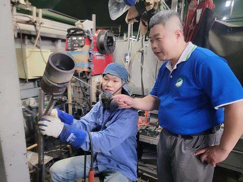 中彰投分署訓練師王見成針對博宇的銲接成品進行指導