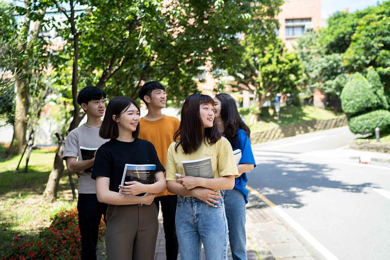 透過強化國際交流合作與全面推行雙語教學，培養學生具備全球競爭力的國際視野。