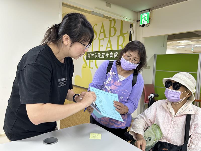 民眾臨櫃申請鑑定表。