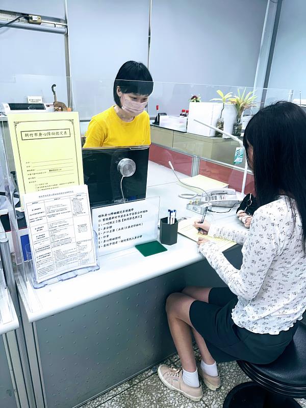 民眾臨櫃申請鑑定表。