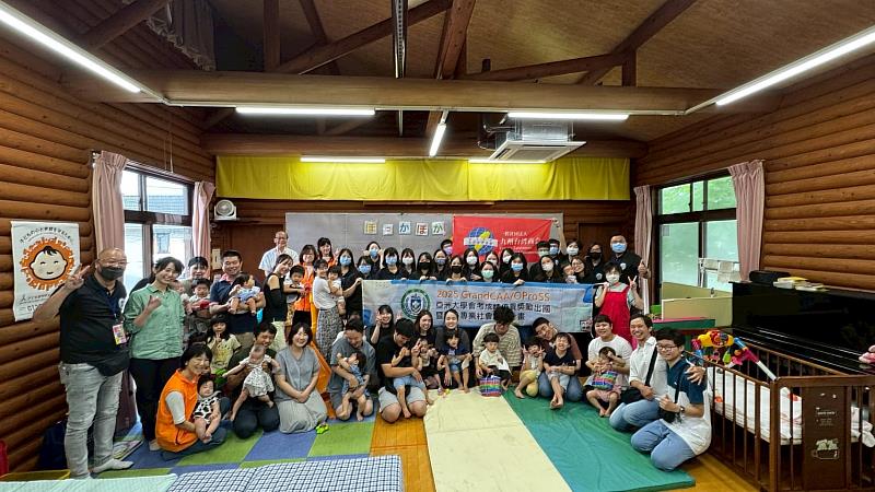 亞大師生、一般社團法人九州台灣商會與當地家長及孩童合影。