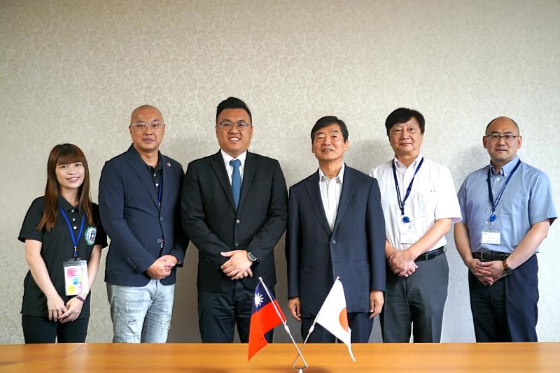 亞大訪問團訪問日本福岡工業大學，亞大產學長王昭能(左3)、亞大發明中心主任方曉瑋(左2)、福岡工業大學校長村山理一(左4)等合影。