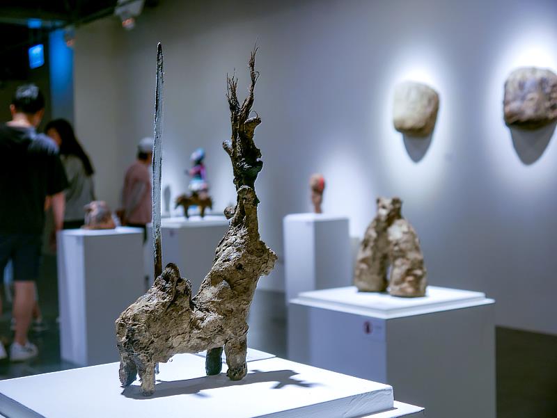 水島太郎〈神鹿〉作品形似山林裡的鹿，靜靜地遠望展場，作品與空間、光影交錯出超現實氛圍，喚起觀者的身體記憶與夢境經驗。
