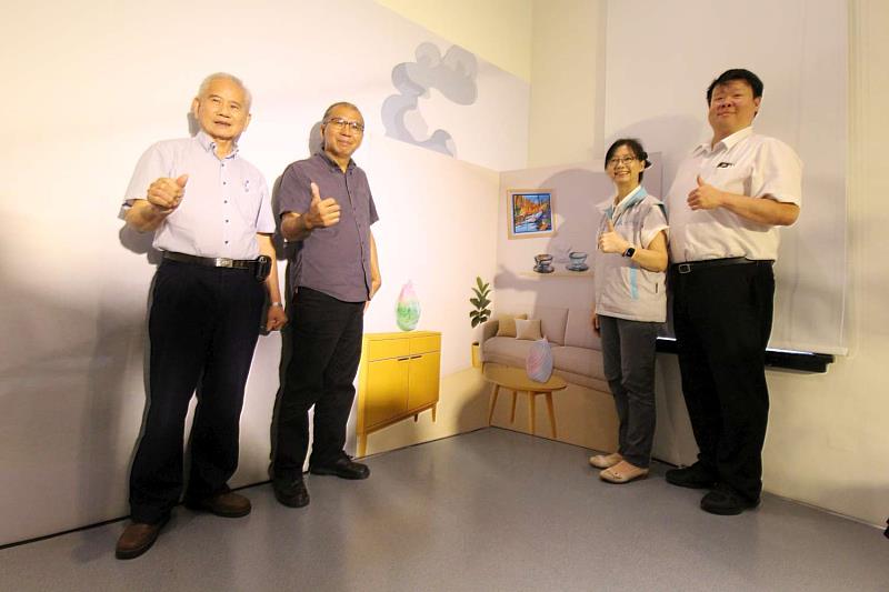 新竹市秘書長張治祥與貴賓合影。