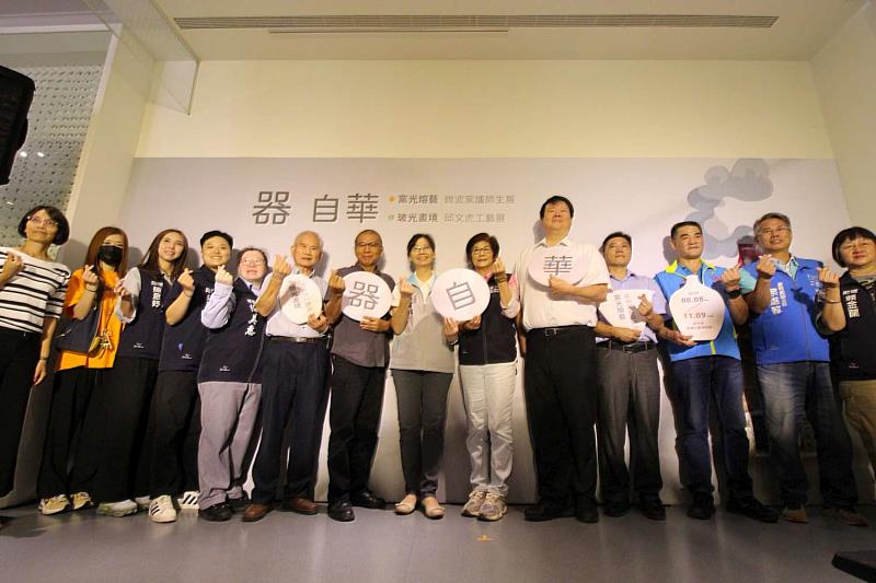 新竹市秘書長張治祥與貴賓合影。