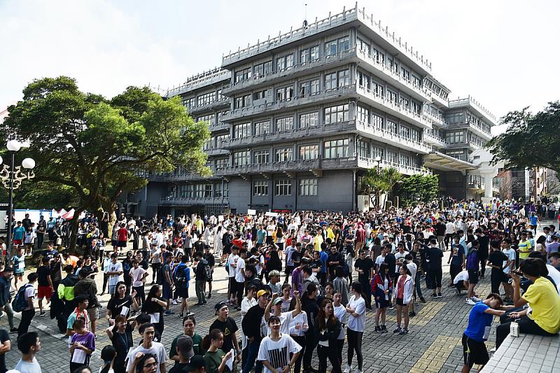 文化大學「迎新列車」出發了 近距離傳遞新生資訊。