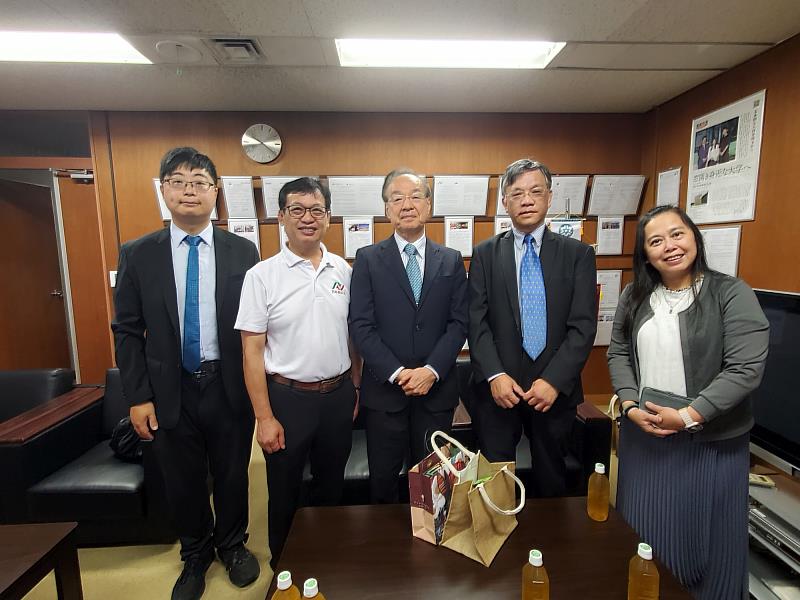 中國醫藥大學藥學院陳炯東院長率團拜訪日本姊妹校的日本藥科大學校長福井次矢教授，相談甚歡。