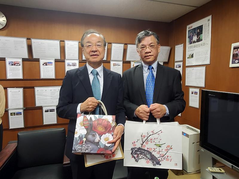 日本藥科大學福井校長與陳烔東院長互贈禮品。