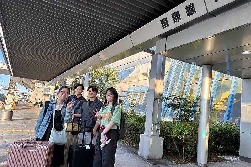 四位應日系同學(左起) 朱芳宜、陳茂宇、莊子揚、陳思伶,參加教育部「學海築夢計畫」至日本海外實習。