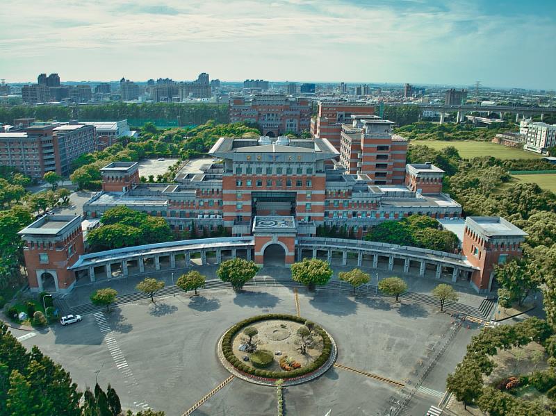 校區規劃與行政大樓建築係委託國際知名建築師李祖原先生設計,氣勢磅礴。