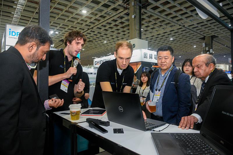 【圖】TAITRONIC& AIoT Taiwan現場技術交流不間斷，吸引來自全球專業人士共襄盛舉。(圖為2024年展場盛況-貿協提供)。